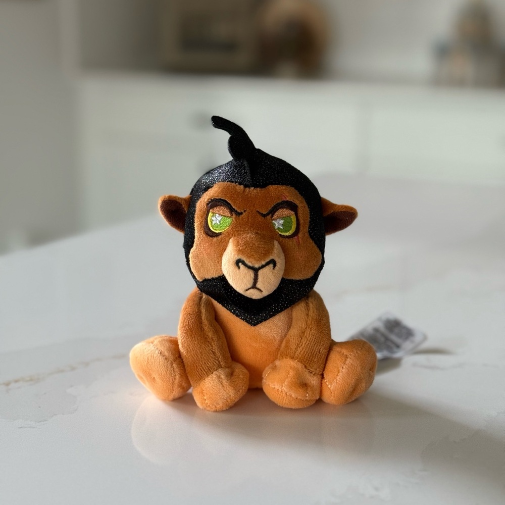 Disney Wishables Shimmer Mystery Plush – Disney Villains 5” Limited Release Scar